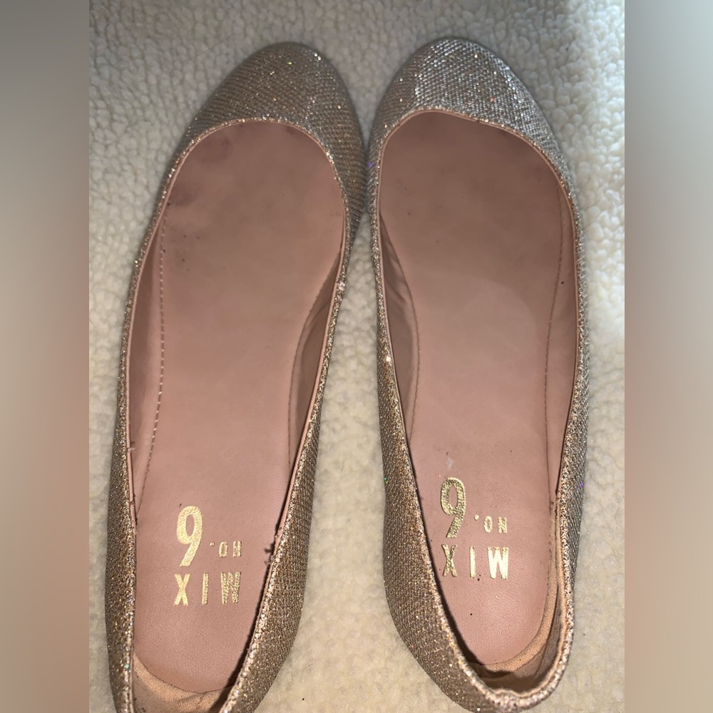 Mix No. 6 gold very sparkly flats size 8. - Picture 13 of 15